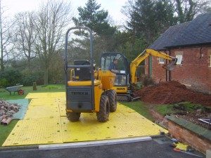 track-mats-ideal-for-light-plant-such-as-dumpers-and-mini-diggers-300x225